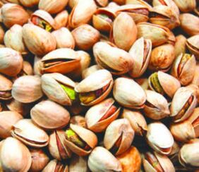 Pistachios are nuts that are useful for men who sweat